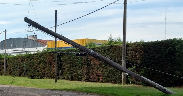 Cayó un poste que conduce cableado eléctrico en Barrio Industrial